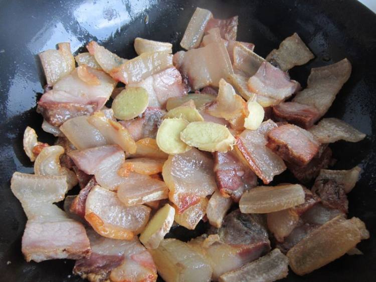 干豇豆炖腊肉步骤5