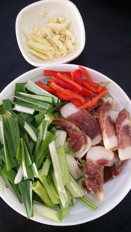 腊肉炒蒜苗步骤1