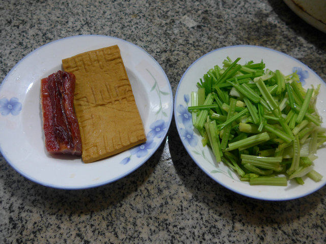腊肉香干炒芹菜步骤1