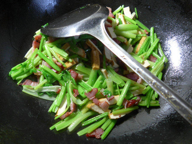 腊肉香干炒芹菜步骤7