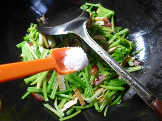腊肉香干炒芹菜步骤5