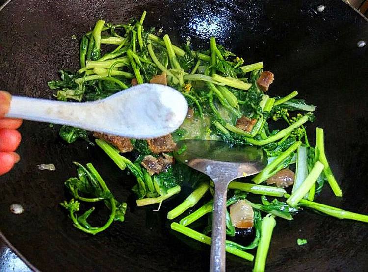 腊肉炒甜菜心步骤4