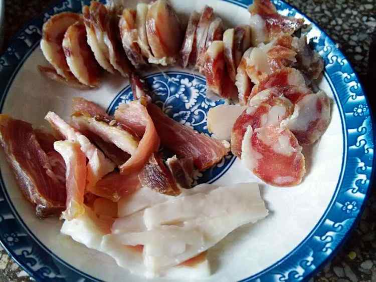 腊肉莴笋煲仔饭步骤2