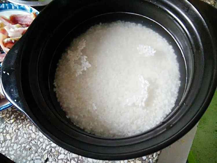 腊肉莴笋煲仔饭步骤1