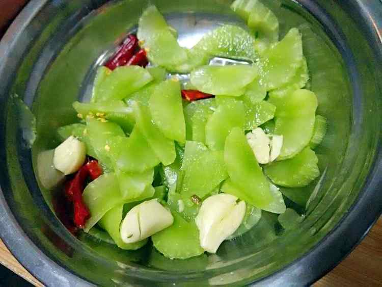 腊肉莴笋煲仔饭步骤3