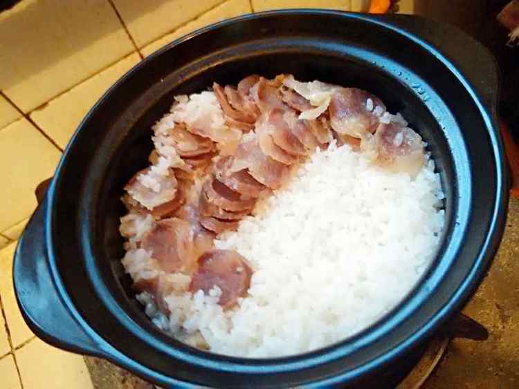 腊肉莴笋煲仔饭步骤6