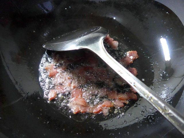 腊肉腐竹炒雷笋步骤5
