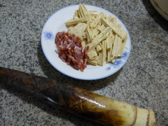 腊肉腐竹炒雷笋步骤1