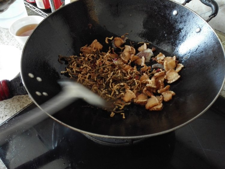 干菜炒腊肉步骤2