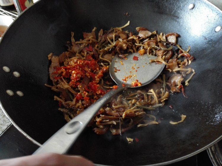 干菜炒腊肉步骤6