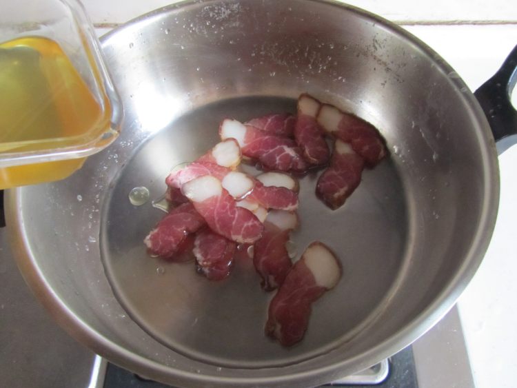 刀豆炒腊肉步骤3