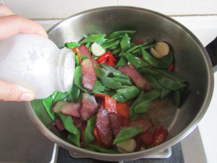 刀豆炒腊肉步骤8