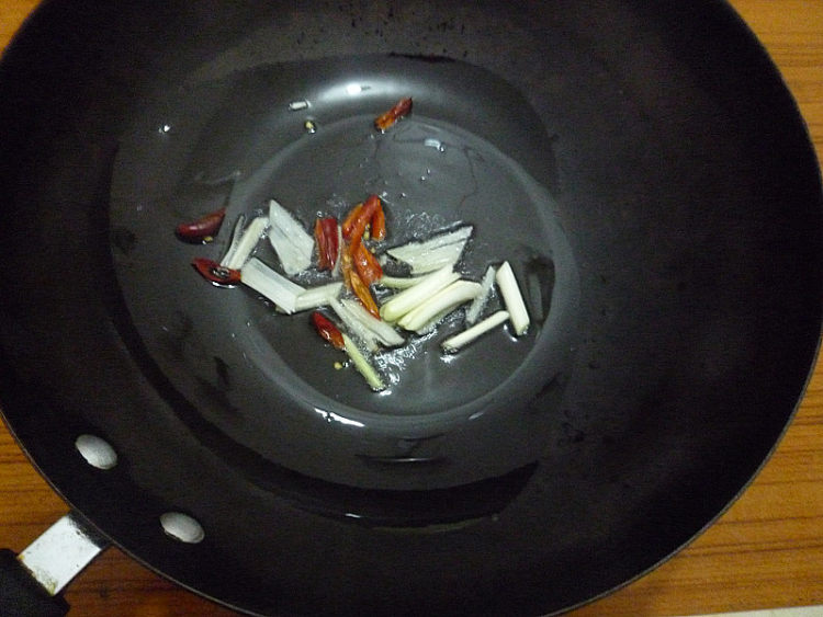 腊肉烧冬笋步骤4