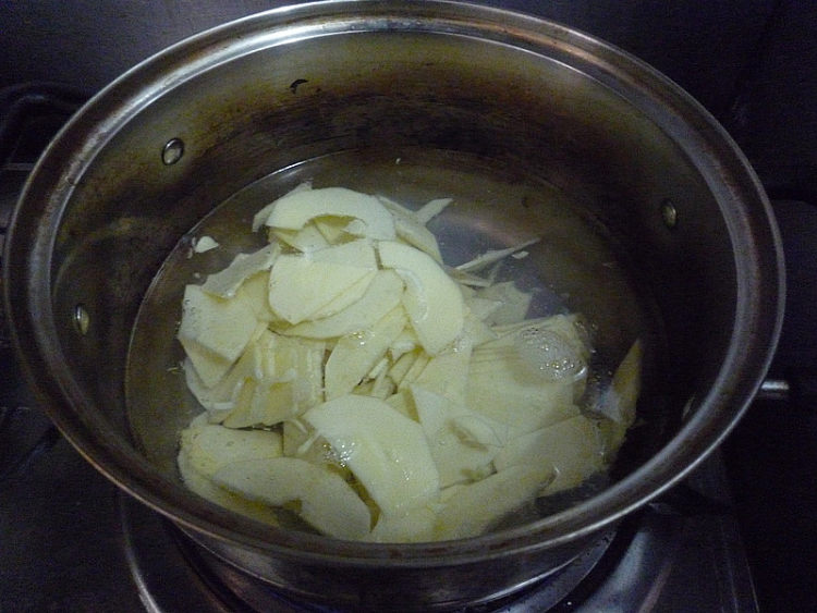 腊肉烧冬笋步骤3