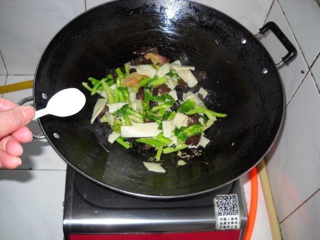 腊肉炒豆丝步骤6