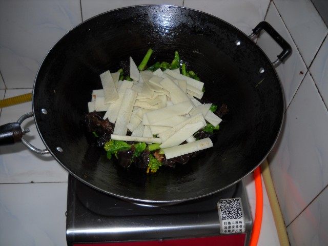腊肉炒豆丝步骤5