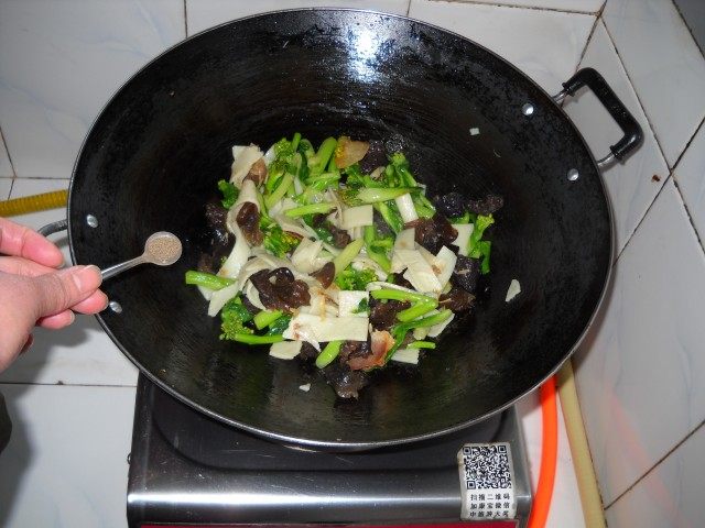 腊肉炒豆丝步骤7