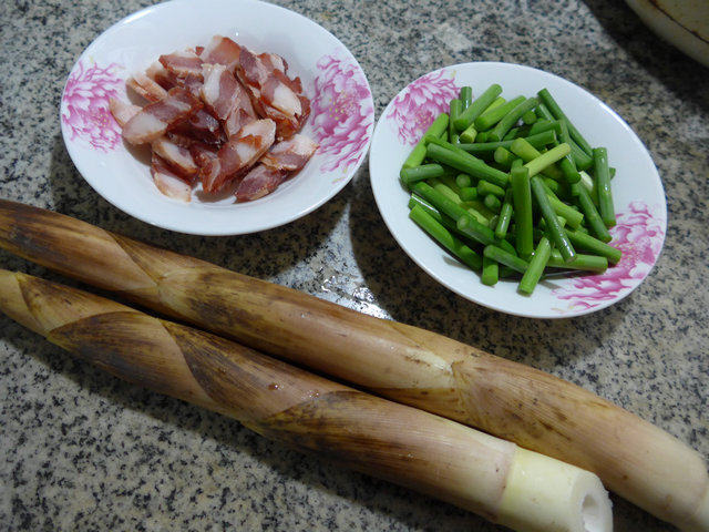 蒜薹腊肉炒雷笋步骤1