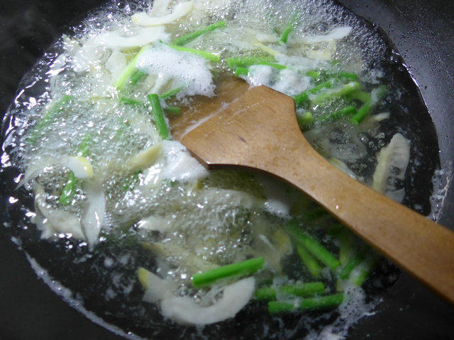 蒜薹腊肉炒雷笋步骤5