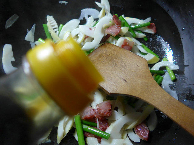 蒜薹腊肉炒雷笋步骤4