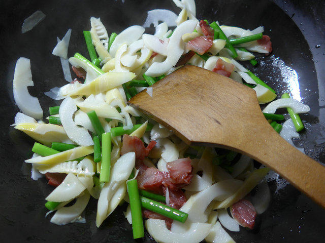 蒜薹腊肉炒雷笋步骤7