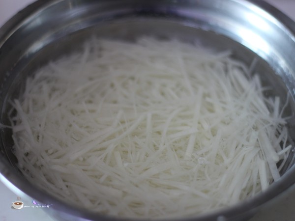 腊肉泡椒汤圆步骤3