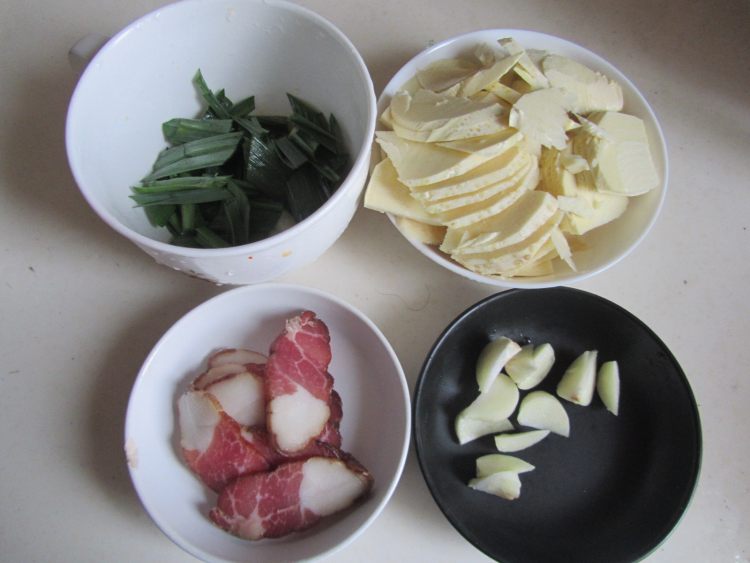 腊肉炒冬笋步骤1