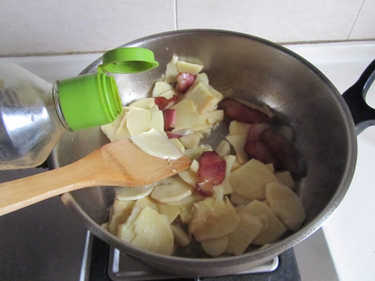 腊肉炒冬笋步骤7