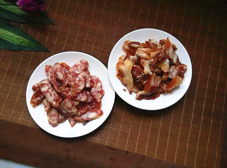 腊味炒荷兰豆步骤1