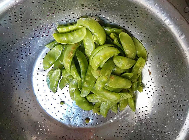 腊味炒荷兰豆步骤2