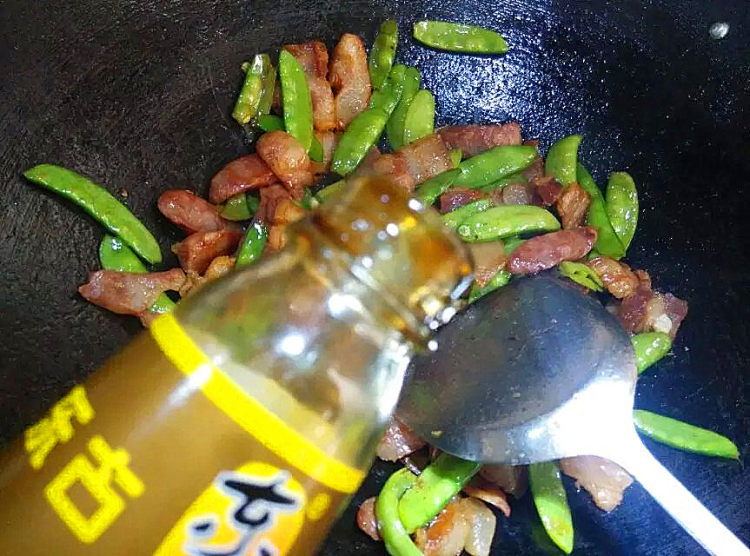 腊味炒荷兰豆步骤7
