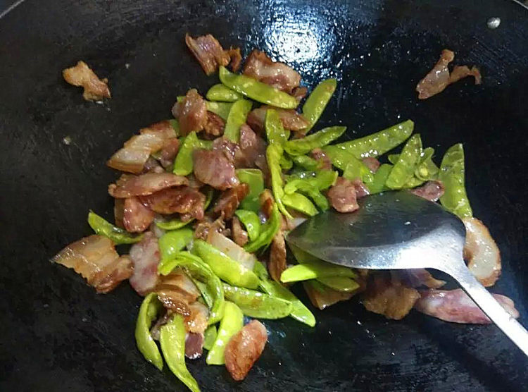 腊味炒荷兰豆步骤6
