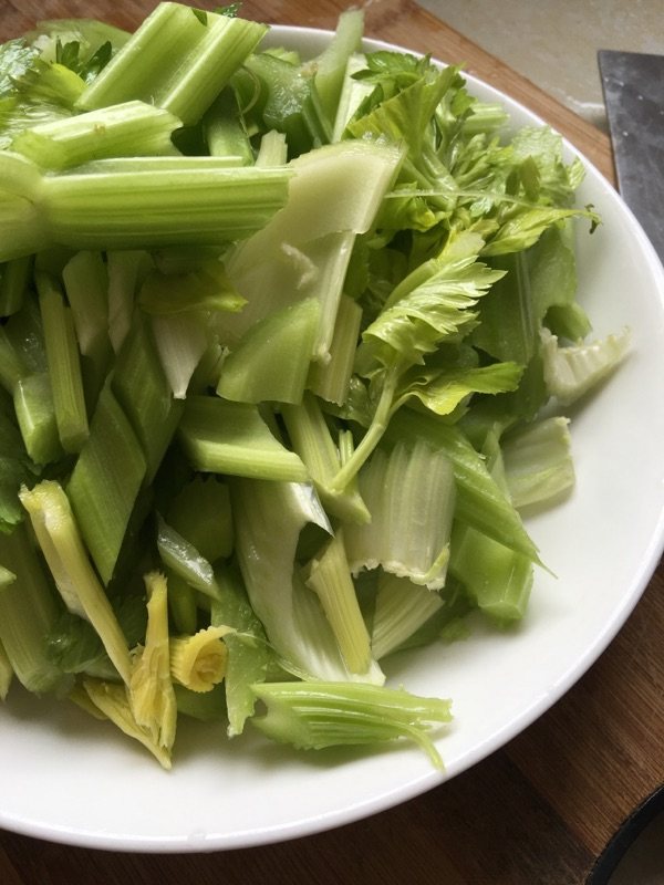 西芹腊肉步骤2