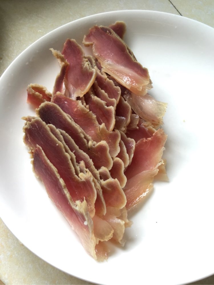 西芹腊肉步骤1