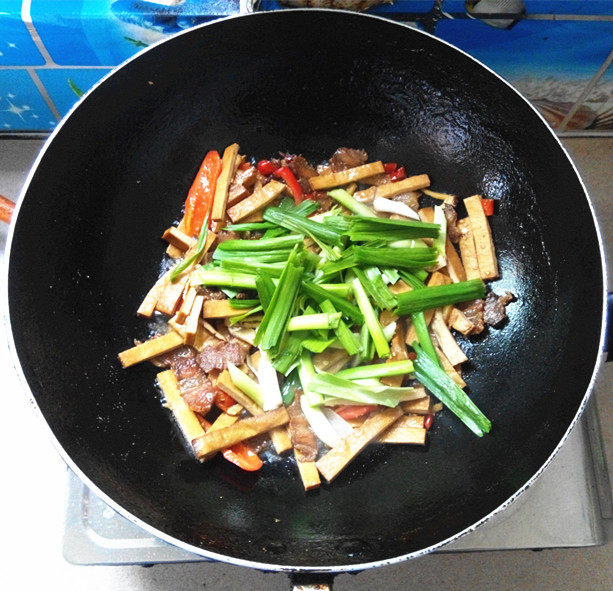 腊肉炒熏干步骤9