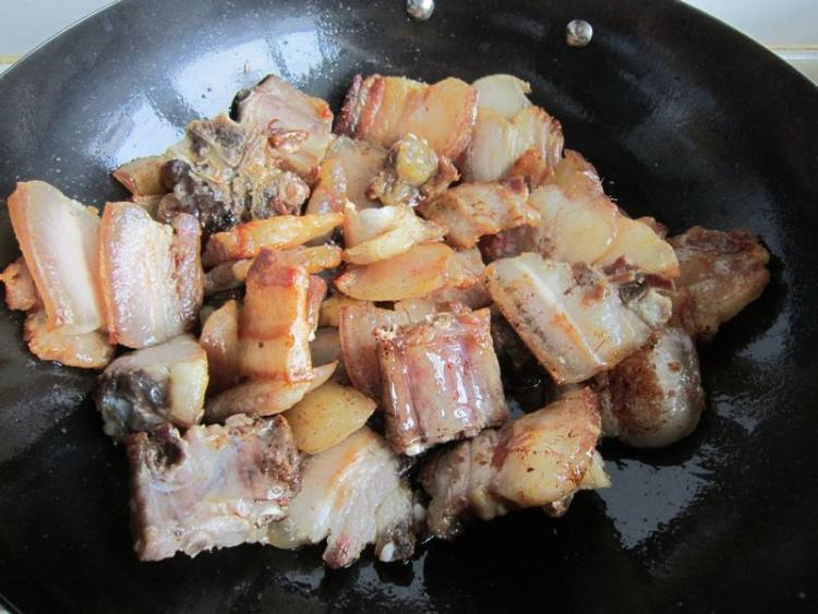 白萝卜炖腊肉步骤6