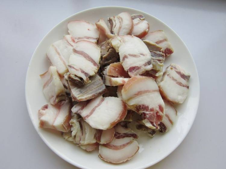 白萝卜炖腊肉步骤2