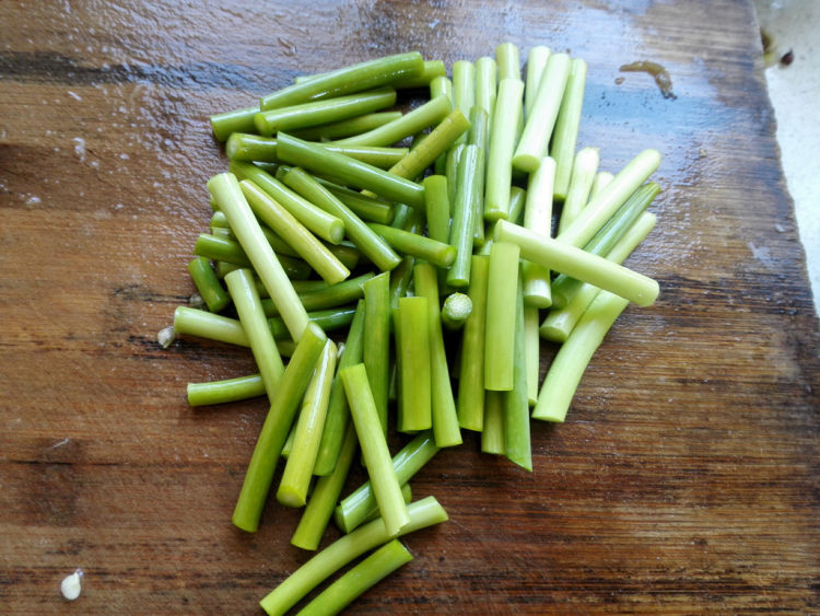莴苣蒜苔炒腊肉步骤3