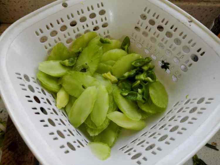 莴苣蒜苔炒腊肉步骤2
