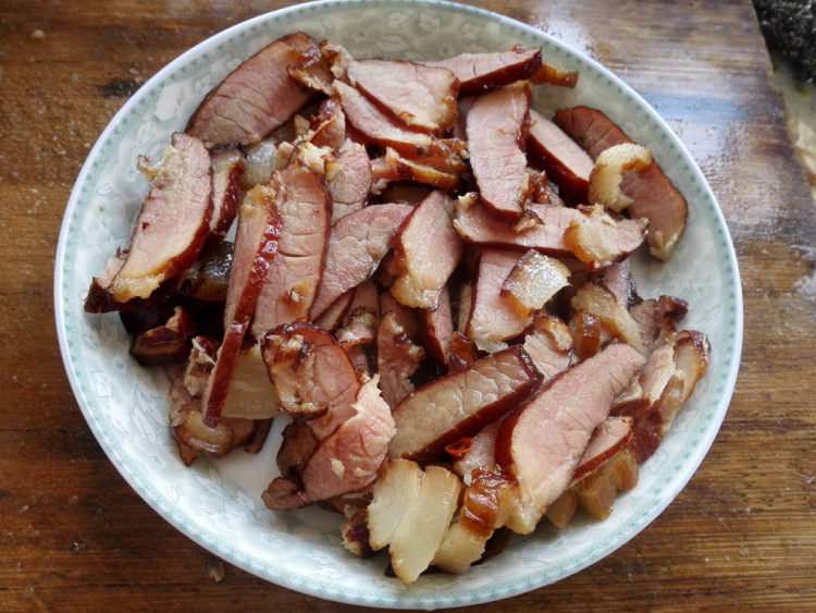 莴苣蒜苔炒腊肉步骤4