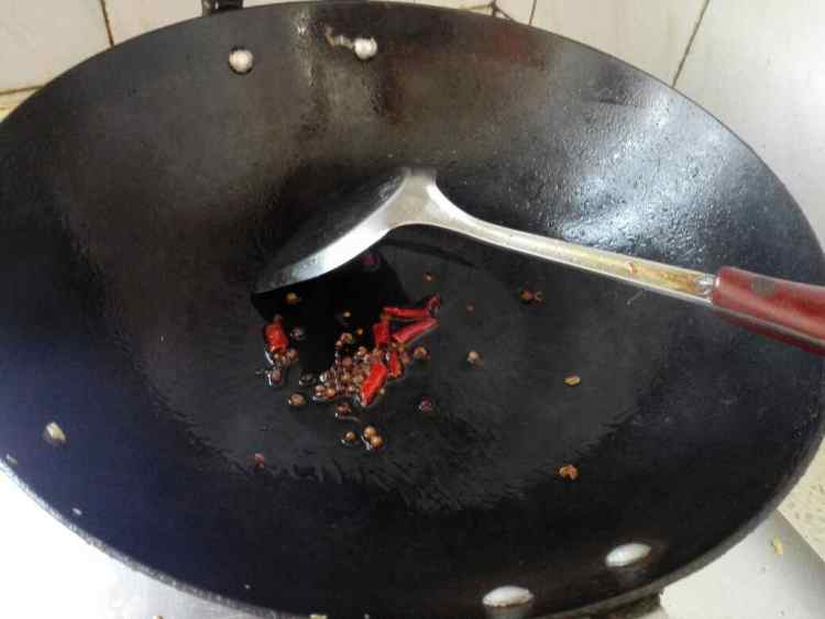 莴苣蒜苔炒腊肉步骤5