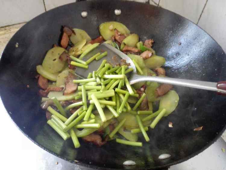 莴苣蒜苔炒腊肉步骤9