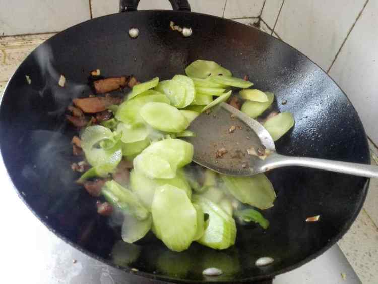 莴苣蒜苔炒腊肉步骤8