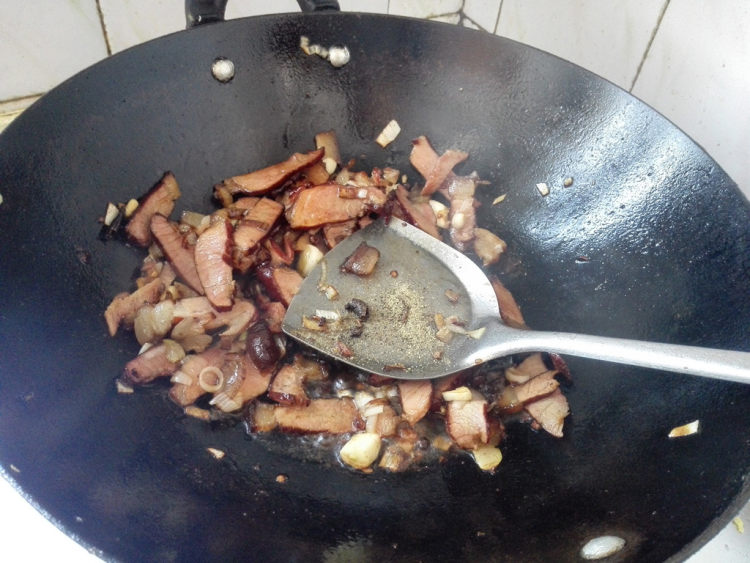 莴苣蒜苔炒腊肉步骤7