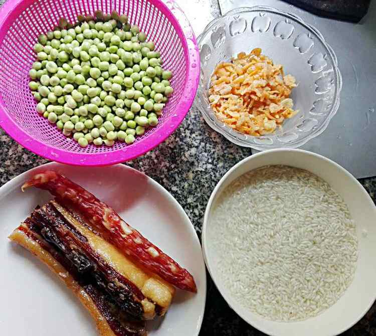 豌豆腊味饭步骤1
