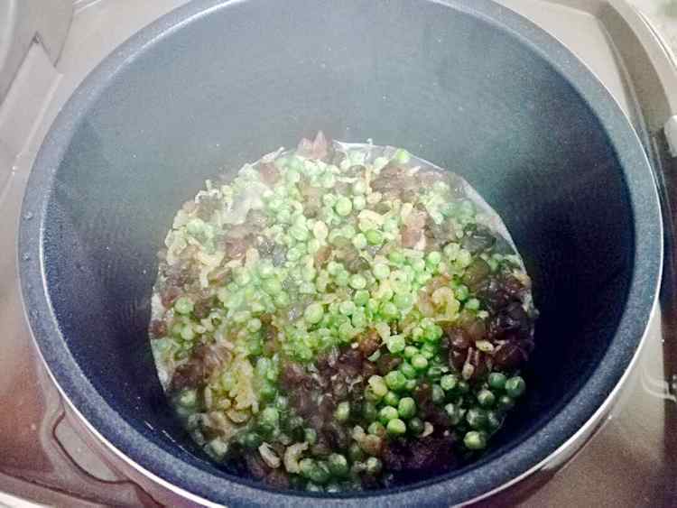 豌豆腊味饭步骤7