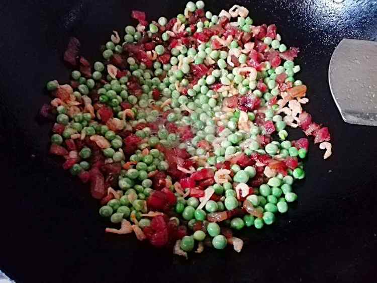 豌豆腊味饭步骤6