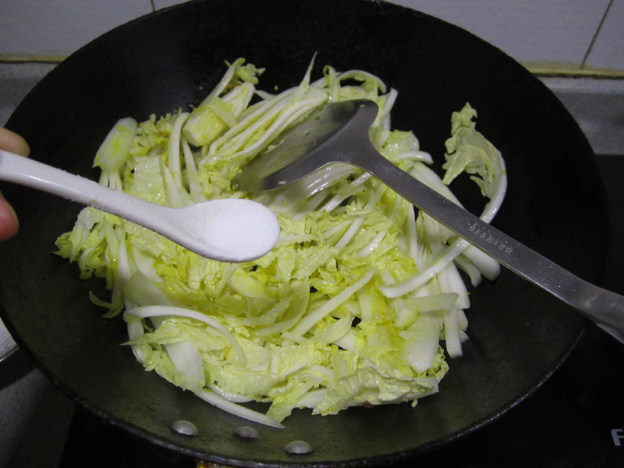 砂锅腊肉娃娃菜步骤6