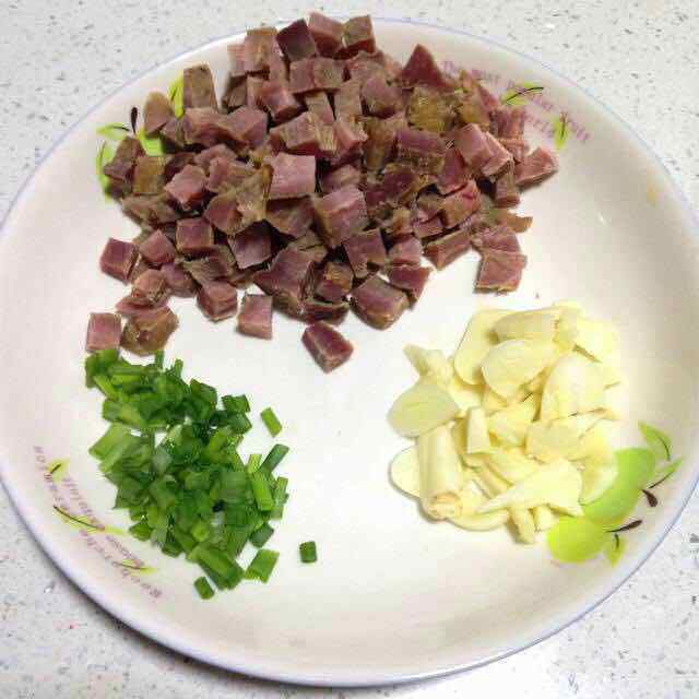 腊肉炒三蔬步骤1