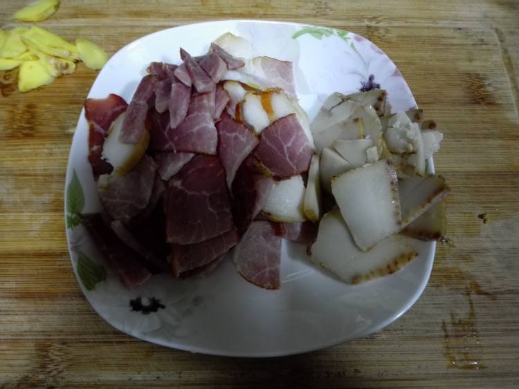 冬笋炒腊肉步骤1